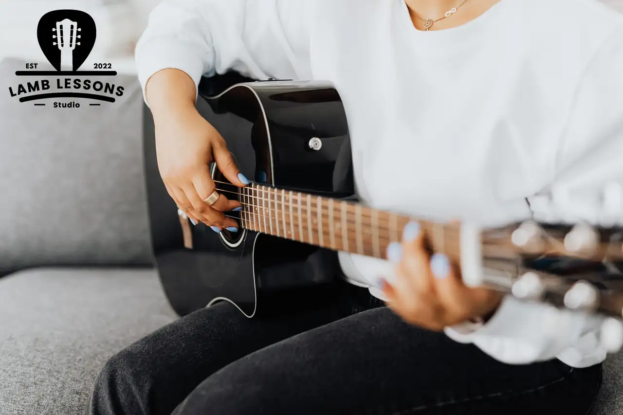 آموزش آکوردهای ضروری گیتار آکوستیک: امروز آهنگ ها را پخش کنید!