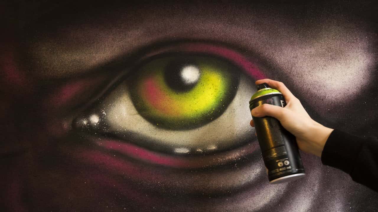 آموزش نحوه اسپری کردن چشم ها: نکات + ترفندهایی برای نقاشی چشم های هنر خیابانی و شخصیت های گرافیتی