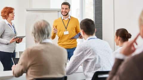 آموزش مهارت های ارائه: یک سخنرانی عالی در اتاق جلسه ارائه دهید