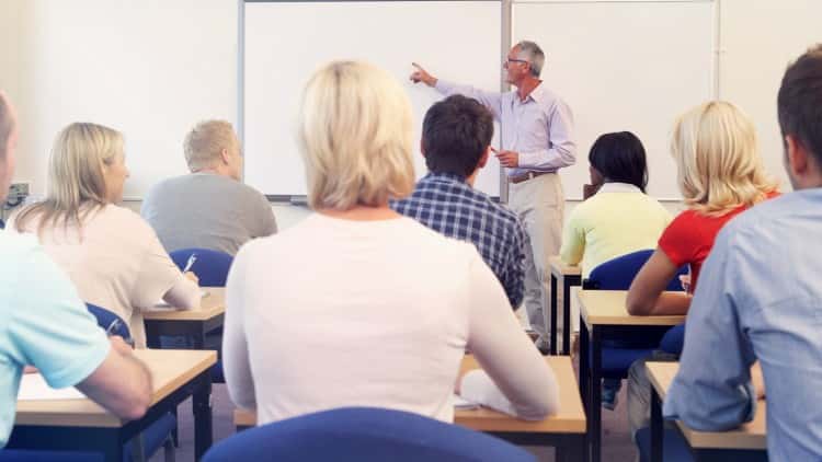 آموزش تربیت معلم: معلمان می توانند سخنرانان عالی باشند
