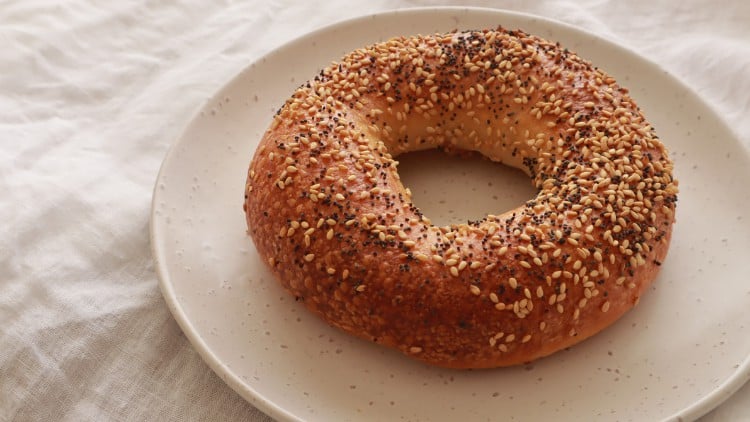 آموزش نان‌پزی پیشرفته: تسلط بر پخت نان ساندویچی، چیاباتا و بیگل
