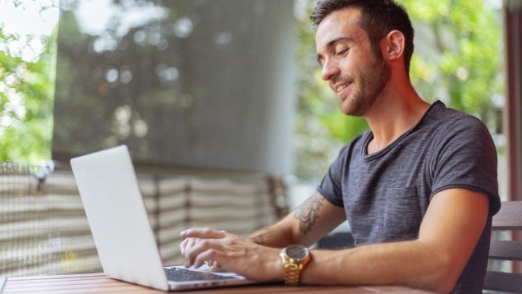 آموزش با نویسندگی به آزادی برسید: جامعترین راهنمای فریلنسینگ
