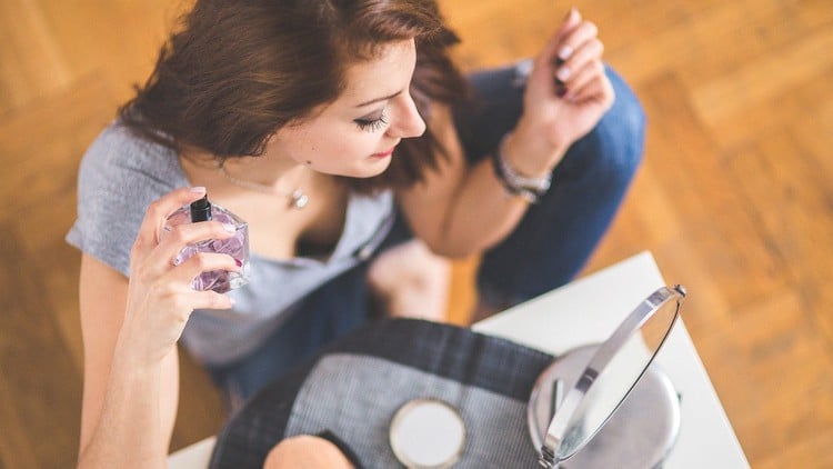 آموزش آروماتراپی: چگونه مخلوط روغن‌های ضروری (EO) و عطرهای طبیعی بسازیم
