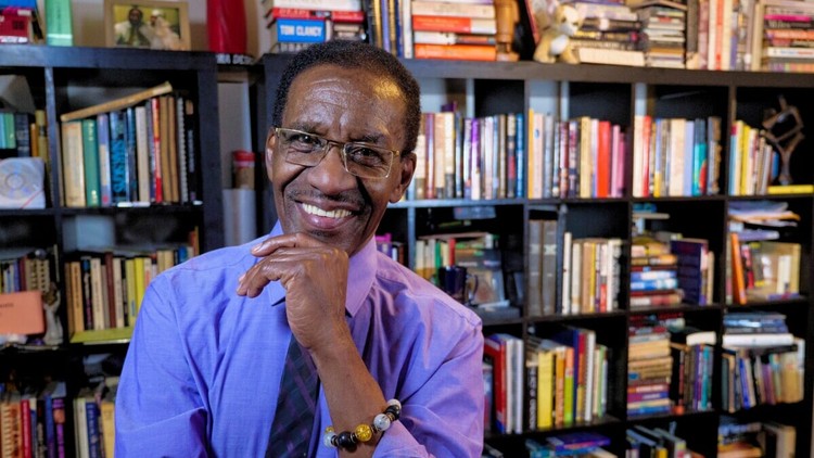 آموزش از لوید: چگونه یک نفر را مانند کتاب بخوانیم
