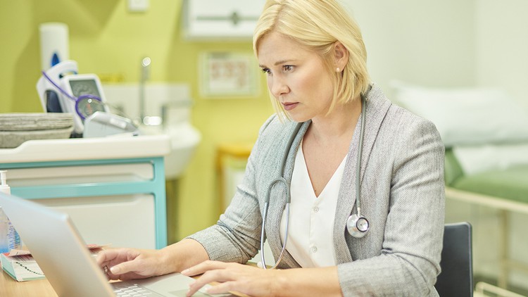 آموزش مستندسازی و ثبت پرونده‌های پزشکی برای کادر درمان
