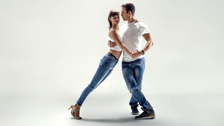 آموزش کیزومبا روی آتش! یادگیری کیزومبا و لذت بردن در پیست رقص
