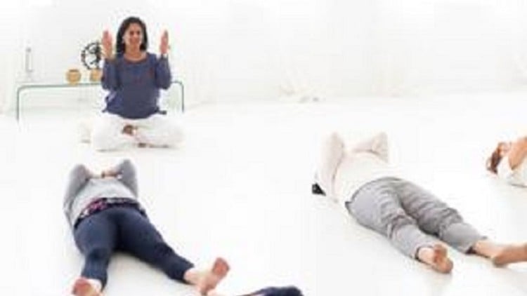 آموزش چالش ۱۲ روزه: دوره مقدماتی یوگا نیدرا من هستم
