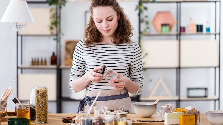 آموزش محصولات زیبایی کاملاً طبیعی با روغن‌های ضروری آروماتراپی

