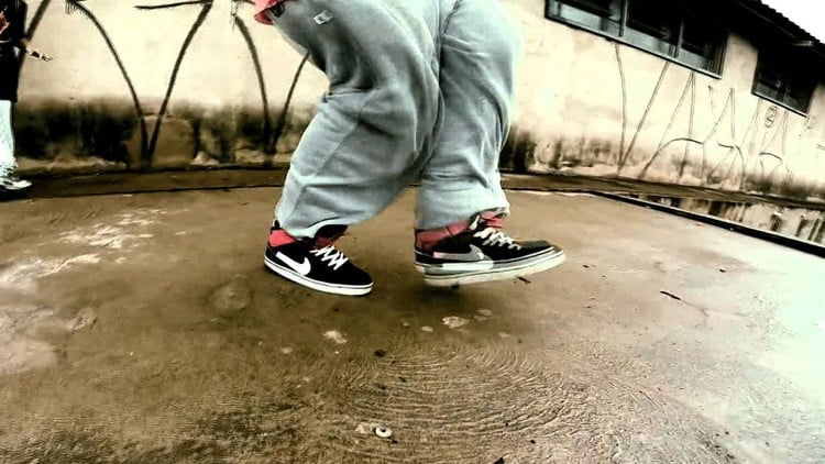 آموزش ۳۲ حرکت رقص پا برای مهمانی‌ها و نمایش قدرت نمایشی
