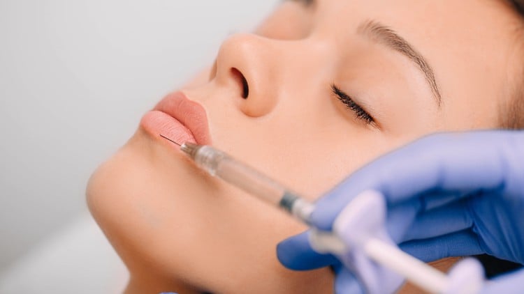 آموزش فیلر: تزریق فیلر هیالورونیک اسید توسط جراح پلاستیک!

