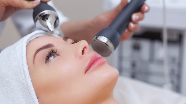 کازمتولوژی با دستگاه‌؛ آموزش حرفه‌ای زیبایی با تجهیزات پیشرفته