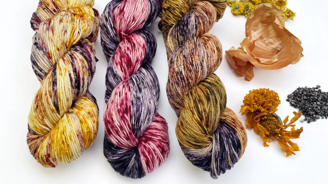 آموزش رنگرزی طبیعی: نخ‌های رنگی چندگانه را با رنگ‌های طبیعی رنگ کنید
