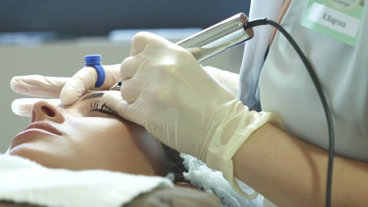 آموزش ابروهای پودری (سایه ای) (آرایش دائم)

