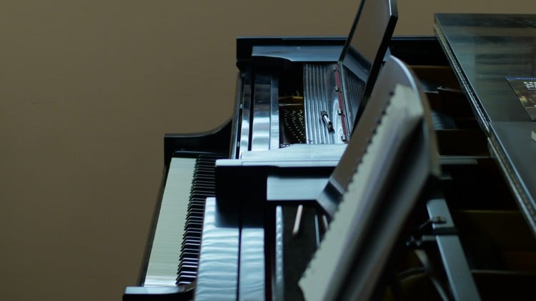 آموزش پیشرفت پیانو خوانی با ۲۵ تمرین
