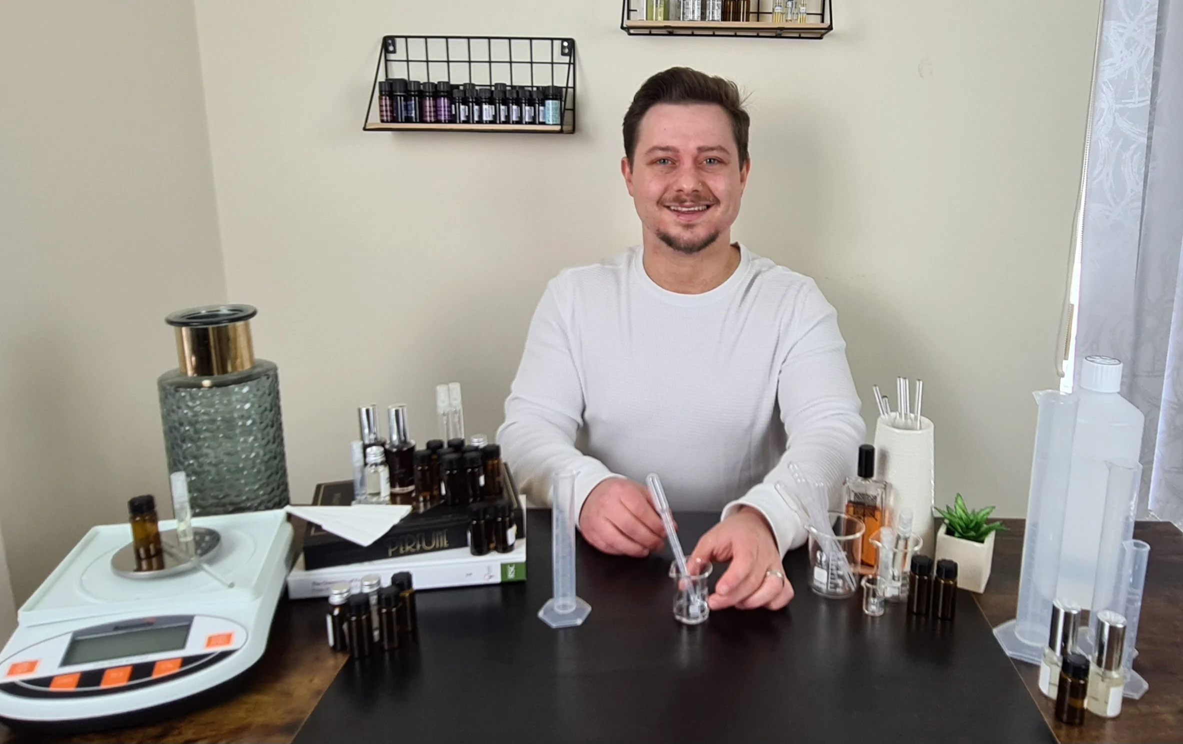 چگونه عطر بسازیم: آموزش کامل و گام به گام برای مبتدیان
