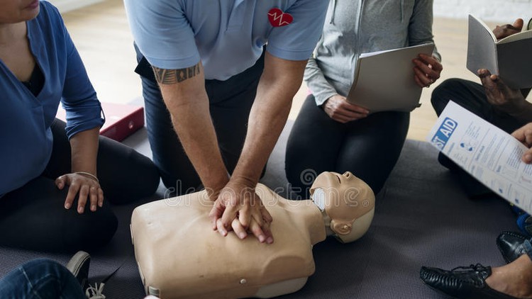 آموزش کمک‌های اولیه و احیای قلبی ریوی (CPR)
