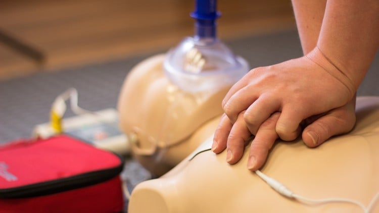آموزش کمک های اولیه و احیای قلبی ریوی (CPR) - راهنمای جامع CPR، AED و خفگی

