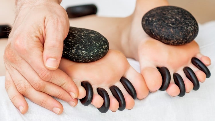 آموزش گذراندن دوره گواهینامه ماساژ رفلکسولوژی با سنگ داغ
