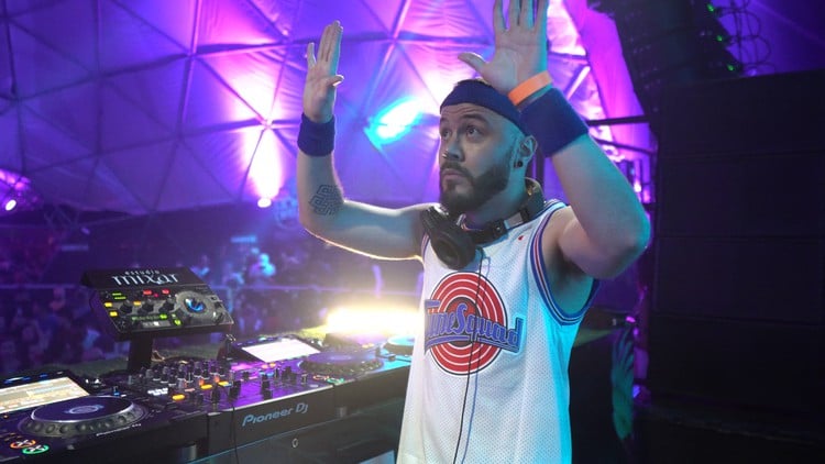 آموزش تبدیل به یک دی جی حرفه‌ای: از صفر تا استیج‌های بزرگ

