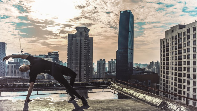 راهنمای جامع تمرینات کششی و انعطاف‌پذیری برای افزایش دامنه حرکتی
