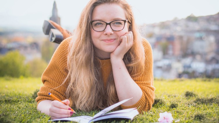 آموزش نوشتن خلاقانه: چگونه توصیفات شگفت‌انگیز بنویسیم
