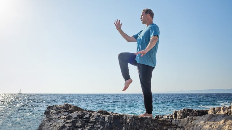 آموزش چی گونگ برای افزایش تعادل با لی هولدن: پیشگیری از سقوط ۲۰۲۴
