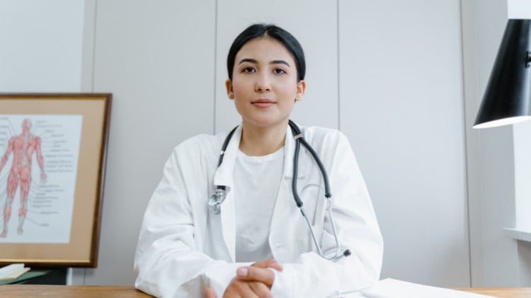 آموزش دوره گواهینامه گزارش‌دهی تجمیعی فارماکوویژیلانس
