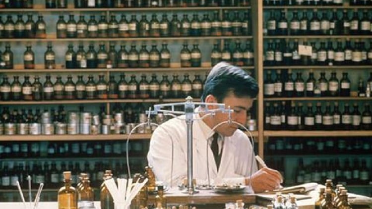 آموزش مقدمه‌ای بر عطر و ادکلن‌های نفیس و عطرسازی
