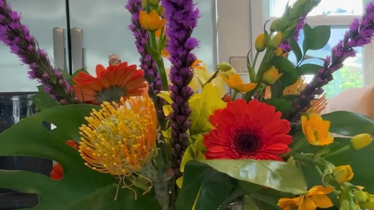 آموزش تکنیک‌های ساده طراحی گل آرایی استوایی: نتایج خیره‌کننده
