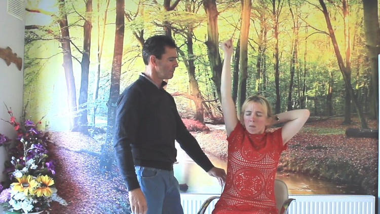 آموزش هیپنوتیزم بدون کلام: القای هیپنوتیزم غیرکلامی
