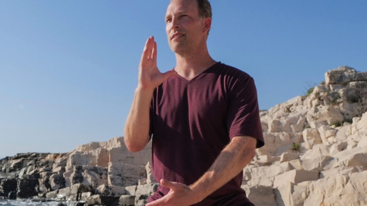 آموزش چی گونگ برای سلامت قلب: کاردیو با لی هولدن
