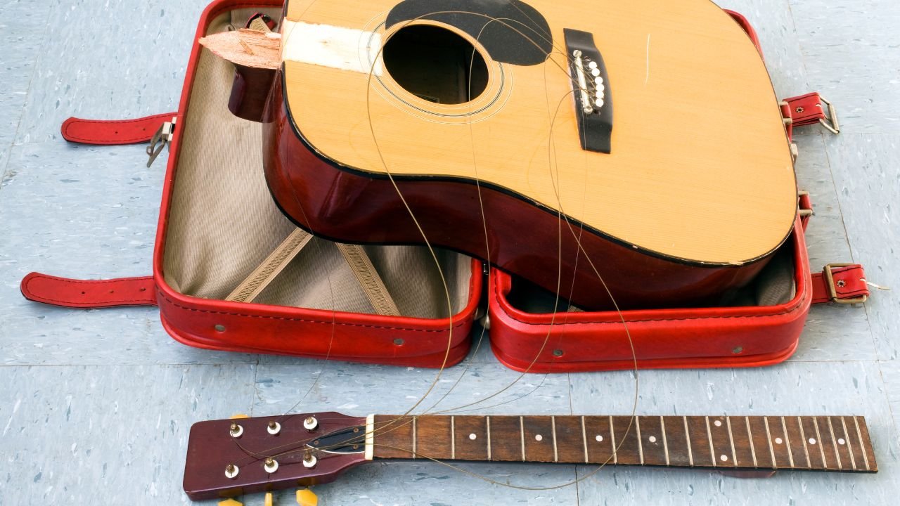 آموزش ترفندهای ایرلاین برای گیتاریست‌ها - ایمنی گیتار در پرواز
