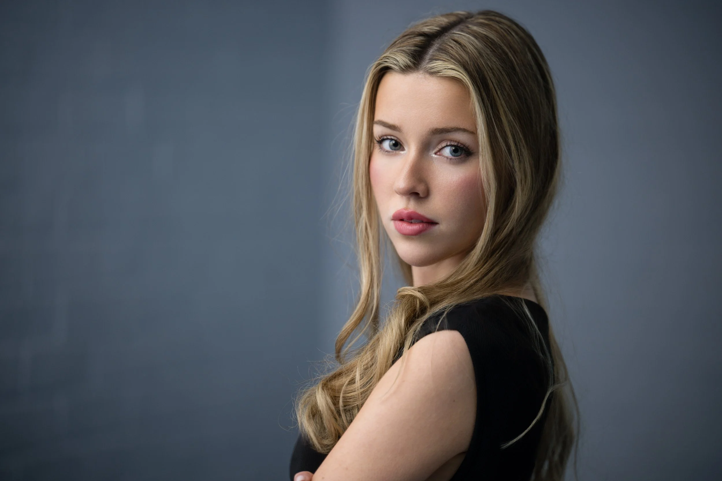 آموزش کیفیت استودیویی، همه‌جا: تسلط بر پرتره‌نگاری در محل (با چای، آشوب و کمی نوار چسب)
