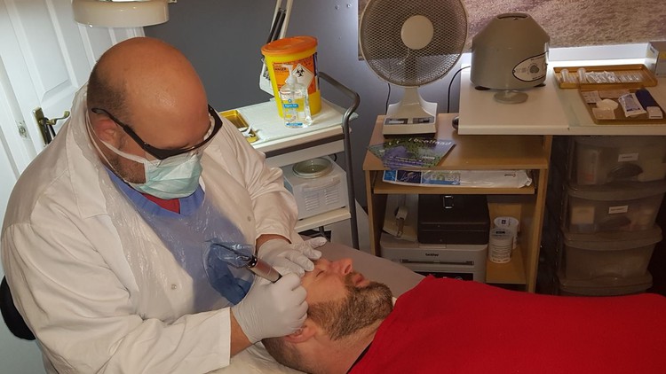 آموزش مدرک میکرونیدلینگ زیبایی

