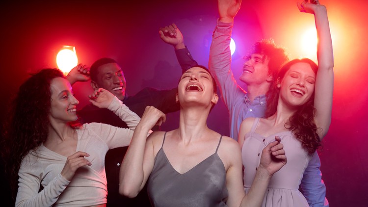 آموزش ۱۰ حرکت رقص پارتی برتر برای مبتدیان
