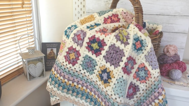 آموزش قلاب بافی مبتدی: آموزش گام به گام بافت پتوی مدرن و نرم

